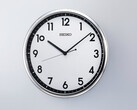 Horloge murale rétro à quartz Seiko KX701S avec cadre argenté et cadran contrasté noir et blanc.