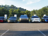 La Model Y, le Cybertruck, la Model 3 et la Model S/X alignés à une station Supercharger. (Source de l'image : Tesla)