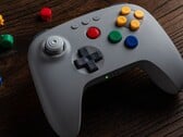 Le contrôleur Bluetooth 8bitDo 64 gris classique coûte plus cher que les autres couleurs. (Source de l'image : 8BitDo)