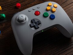 Le contrôleur Bluetooth 8bitDo 64 gris classique coûte plus cher que les autres couleurs. (Source de l&#039;image : 8BitDo)