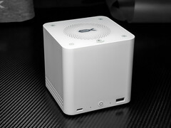 Le Beelink Mate Pro a une forme compacte. Ci-contre : une photo montrant la vue de face de la station d'accueil.