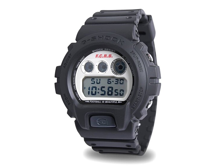 Vue de profil de la montre numérique Casio G-Shock DW-6900 x F.C. Real Bristol en édition limitée, dotée d'un bracelet en résine noire et d'un cadran blanc cassé de style vintage.