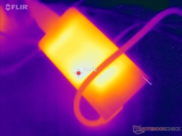 L'adaptateur CA atteint plus de 37°C lorsque les charges sont élevées
