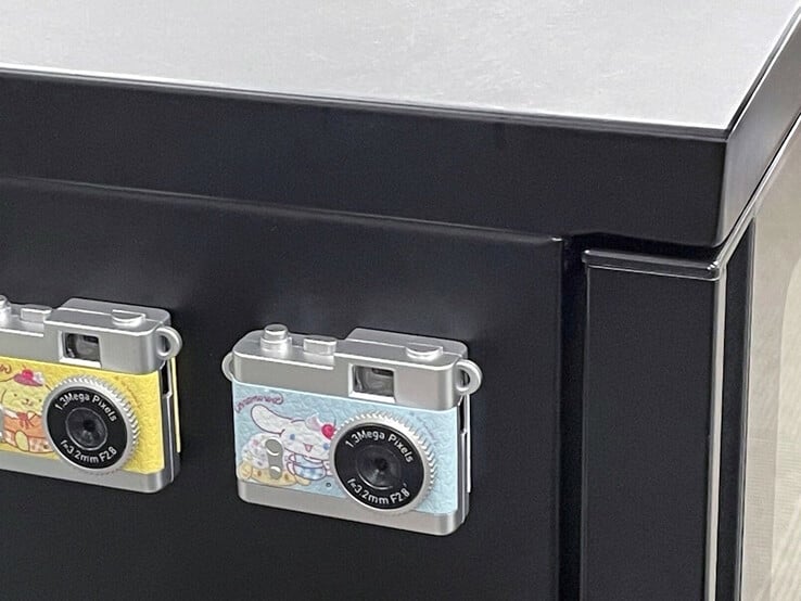 L'appareil photo jouet Kenko Tokina Pieni II est doté d'un aimant à l'arrière. (Source de l'image : Kenko Tokina)