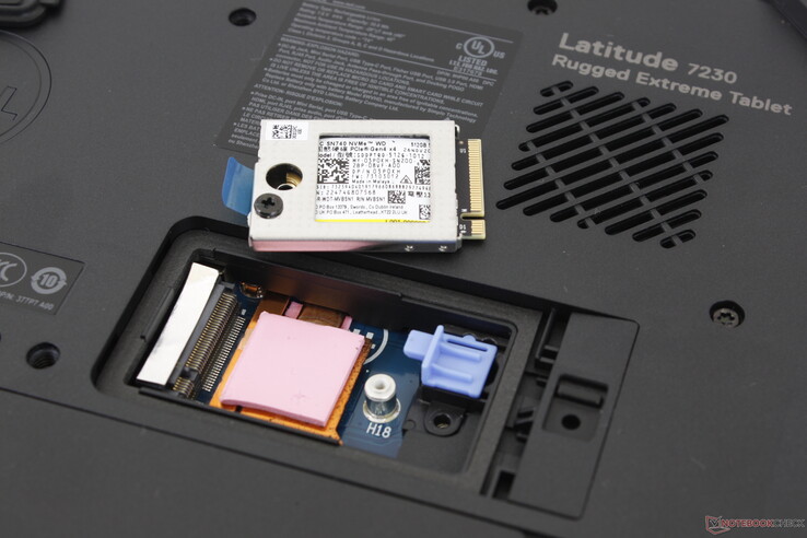SSD amovible M.2 2230 PCIe4 x4. Le disque repose sur un coussin thermique et un dissipateur de chaleur