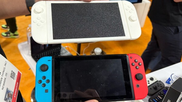 La maquette de la Switch 2 imprimée en 3D par Genki à côté de la Switch originale (Image source : Numerama)
