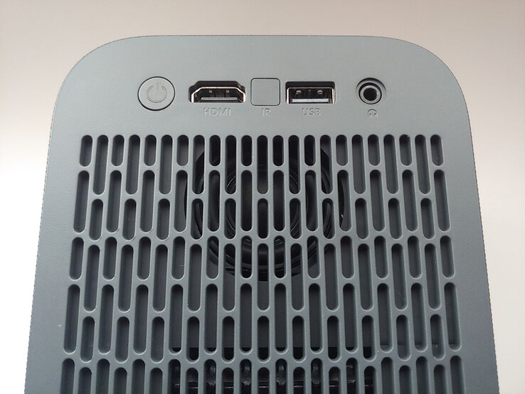 Le haut-parleur de 8 watts orienté vers l'arrière est légèrement plus clair lorsqu'il est entendu de l'arrière du projecteur que de l'avant. (Source de l'image : Notebookcheck)