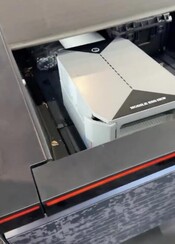 L'onduleur à batterie occupe un espace considérable (Source de l'image : Electric Revolution via YT)