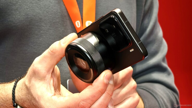 Xiaomi pourrait tirer parti de son expérience avec le système optique magnétique de ce printemps pour le Xiaomi 17 Ultra. (Source de l'image : Alexander Fagot, Notebookcheck)