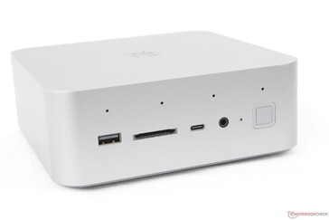 Façade : USB-A 3.0 (10 Gbps), lecteur SD, USB-C (10 Gbps), casque d'écoute de 3,5 mm, bouton d'alimentation à empreinte digitale, réseau de microphones quadruples