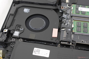 L'emplacement PCIe4 M.2 2280 étiqueté "SSD1" se trouve au-dessus de l'un des ventilateurs