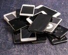 Un tas de smartphones hors d'usage sur une surface grise