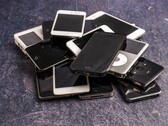 Un tas de smartphones hors d'usage sur une surface grise