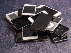 Un tas de smartphones hors d'usage sur une surface grise