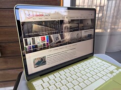 A l'extérieur (journée lumineuse, pas de lumière directe du soleil)