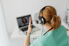 Un médecin communiquant avec un patient via Internet (Source : Pixabay)