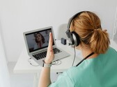 Un médecin communiquant avec un patient via Internet (Source : Pixabay)