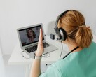 Un médecin communiquant avec un patient via Internet (Source : Pixabay)