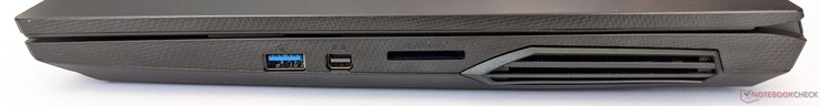 Côté droit : 1x USB-A 3.1 Gen 2, DisplayPort 1.4, lecteur de carte SD