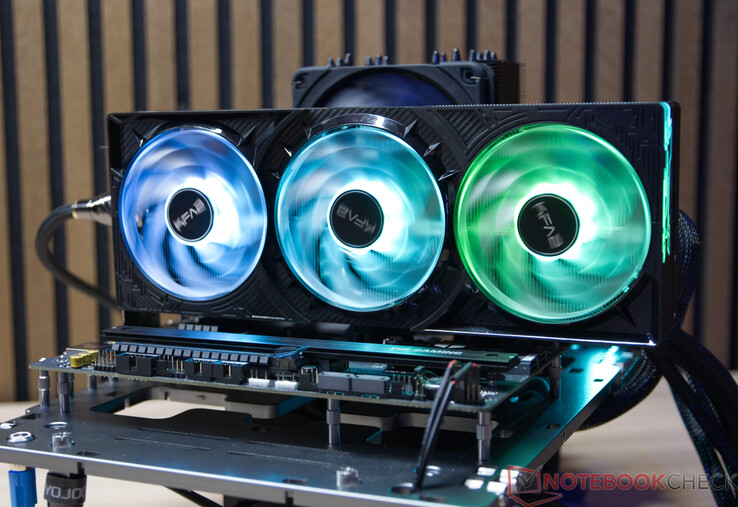 Le KFA2 GeForce RTX 5070 Ti 1-Click OC pendant le test d'émission de bruit en configuration ouverte