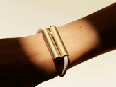 Luffu Link est disponible en trois couleurs : or, bleu et noir.