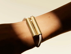 Luffu Link est disponible en trois couleurs : or, bleu et noir.