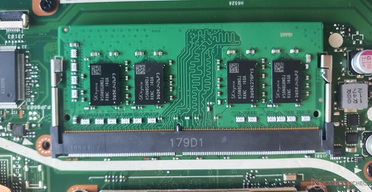 La RAM DDR4-3200 de 16 Go (8 Go soudés + 8 Go encastrés) fonctionne en mode bicanal