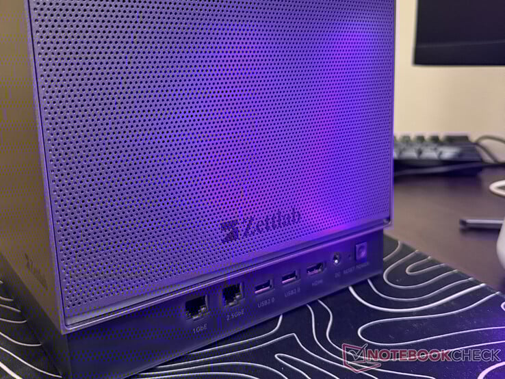 Les ports à l'arrière du NAS