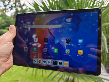 Redmi Pad 2 4G à l'extérieur sous un ciel nuageux