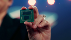 Un CCD ouvert (à gauche) montrant le cache empilé. (Source : keynote AMD Computex 2021)