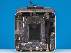 Vue interne du mini PC Beelink GTR9 Pro montrant le système de refroidissement à chambre à vapeur et à double ventilateur ainsi que la disposition de la carte mère (Source d'image : ServeTheHome via YouTube)