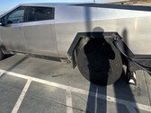 Le Cybertruck fait le plein au Supercharger (image : Tyler Yust/X)