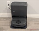 revue de l'aspirateur robot eufy Omni C28 : Un aspirateur robot de milieu de gamme performant et sans artifice