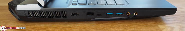Côté gauche : entrée secteur, Ethernet gigabit, Thunderbolt 3, 2 USB A 3.1 Gen2, jack écouteurs, jack micro.