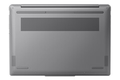 Le panneau inférieur du Lenovo Yoga Slim 7i Gen 9 comporte de nombreuses aérations et des haut-parleurs orientés vers le bas.