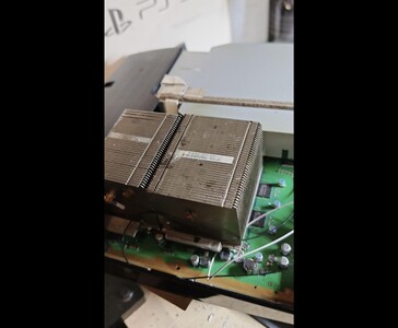 Carte mère de la PS3 Slim Pro montrant un grand dissipateur thermique de serveur Dell monté sur la carte. (Source de l'image : Fun-Equivalent-7785 via Reddit / r/PS3)