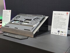 Le MSI Raider 16 HX Max présenté au CES 2026 avec son nouveau design de panneau inférieur (Image source : Notebookcheck)