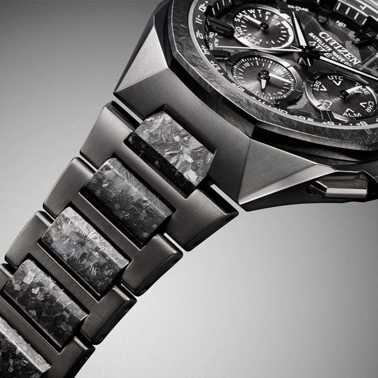 Les maillons centraux du bracelet arborent la finition exclusive en titane recristallisé de Citizen, créant des motifs semblables à des cristaux qui varient d'une montre à l'autre.