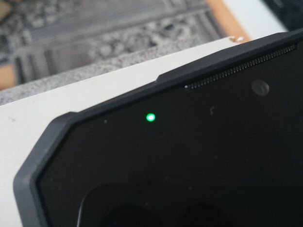 Indicateur de notification du Doogee Fire 7 Pro. (Source de l'image : Sergey Tarasov - Notebookcheck)