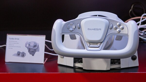 Le GameSir Turbo Drive est un volant de simulation de course avec un design en forme d'étrier. (Source de l'image : Retrohanhelds)