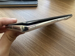 De nombreux utilisateurs de Pixel 7 et Pixel 7 Pro ont signalé le problème de gonflement de la batterie. Ci-contre : une photo de l&#039;un des utilisateurs concernés. (Source de l&#039;image : Forum d&#039;assistance de Google)