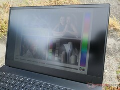 Razer Blade 15 Modèle Avancé - À l'extérieur par temps nuageux.