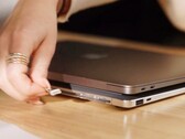 Krafted Edge est une banque d'alimentation qui ressemble à un ordinateur portable fin.