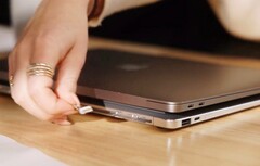 Krafted Edge est une banque d'alimentation qui ressemble à un ordinateur portable fin.