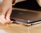 Krafted Edge est une banque d'alimentation qui ressemble à un ordinateur portable fin.