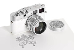Le Leica &quot;Pope Francis&quot; M-A 35 mm à télémètre est une copie unique de cet appareil classique entièrement mécanique. (Source de l&#039;image : Leica)