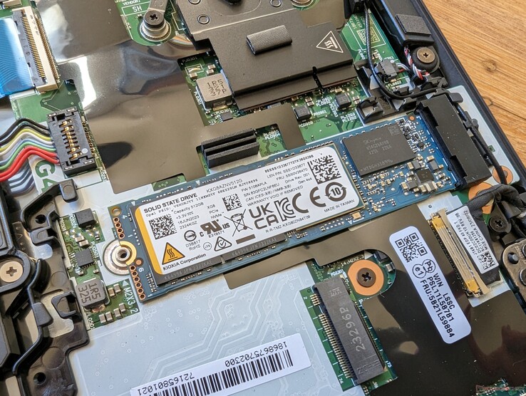 Prend en charge un disque SSD M.2 PCIe4 x4 2280. L'emplacement M.2 WAN est vide