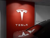 L'enquête d'une autorité allemande pourrait sonner le glas de la fonction de changement de voie automatique de Tesla en Europe (Image : Milan Csizmadia)
