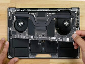 Apple a apporté quelques modifications internes au dernier MacBook Pro 14. (Image source : iFixit)