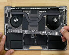 Apple a apporté quelques modifications internes au dernier MacBook Pro 14. (Image source : iFixit)